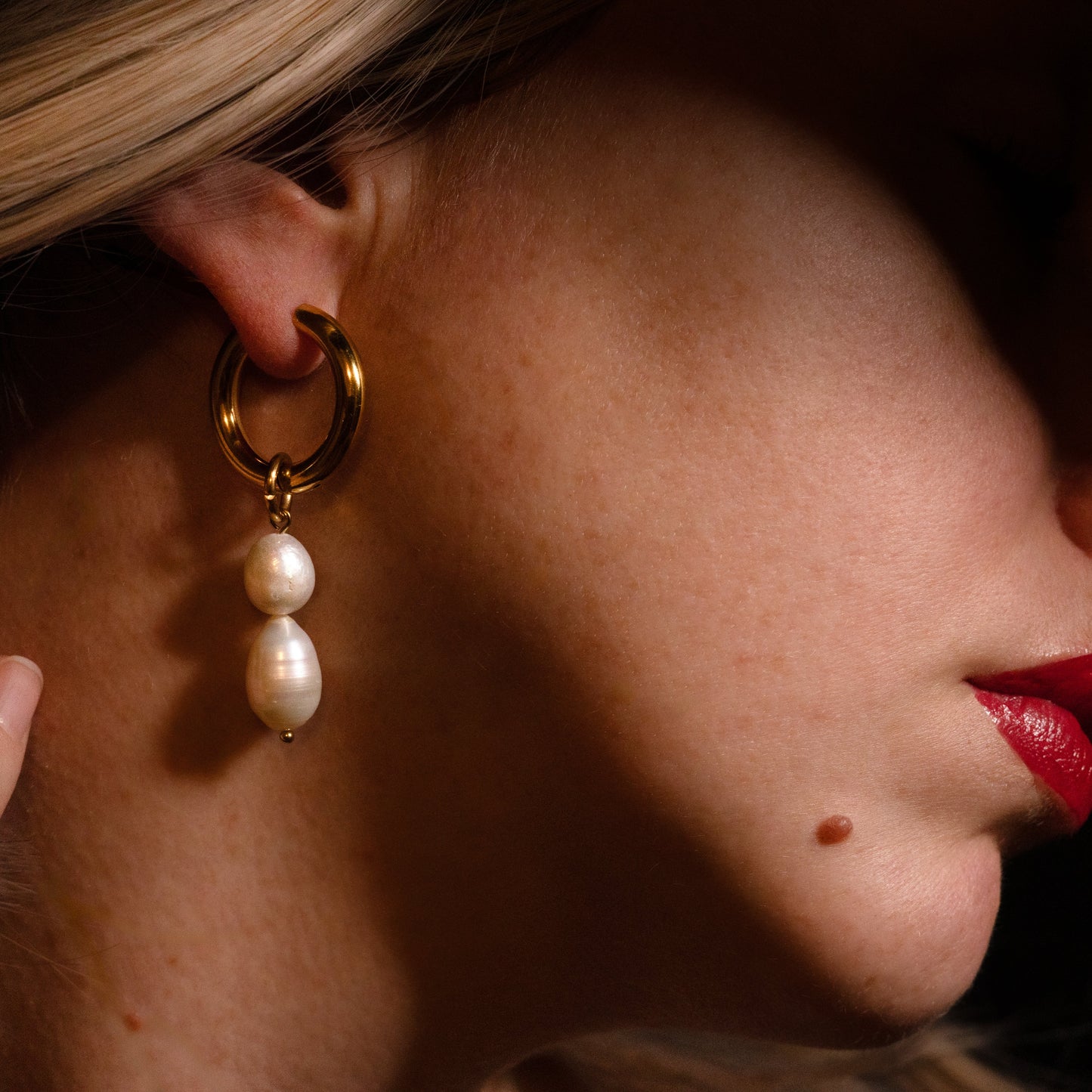 Larmes de Perle - 18K Gold Freshwater Pearl Plated Huggie Earrings