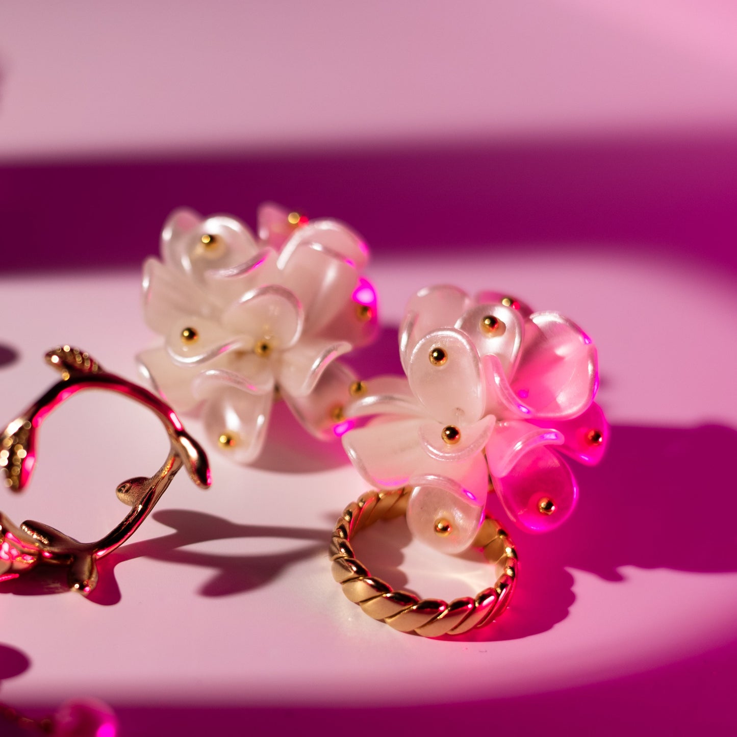 Fleur de Neige - White Hydrangea Polished Shell 14K Gold Plated Ear Studs