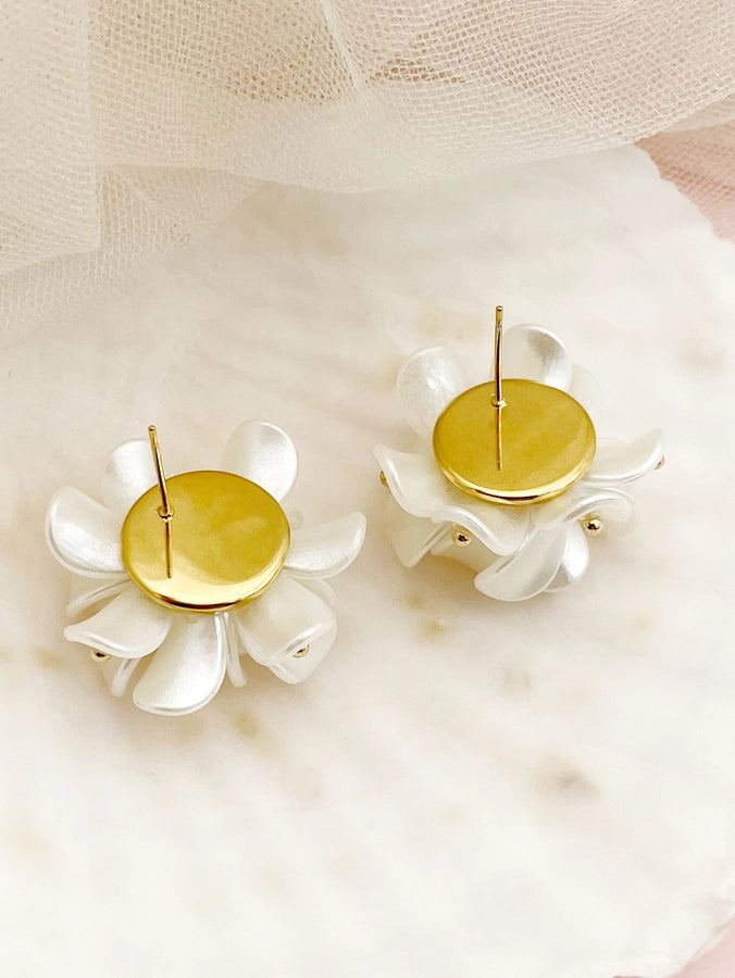 Fleur de Neige - White Hydrangea Polished Shell 14K Gold Plated Ear Studs