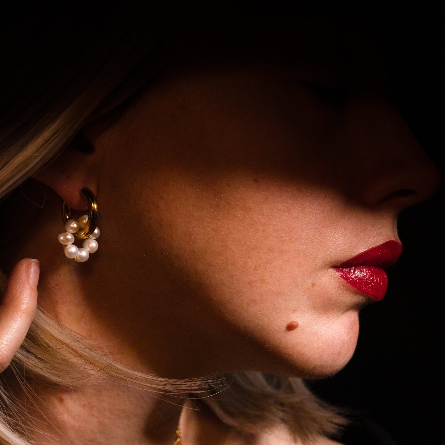 Larmes de Perle - 18K Gold Freshwater Pearl Plated Huggie Earrings